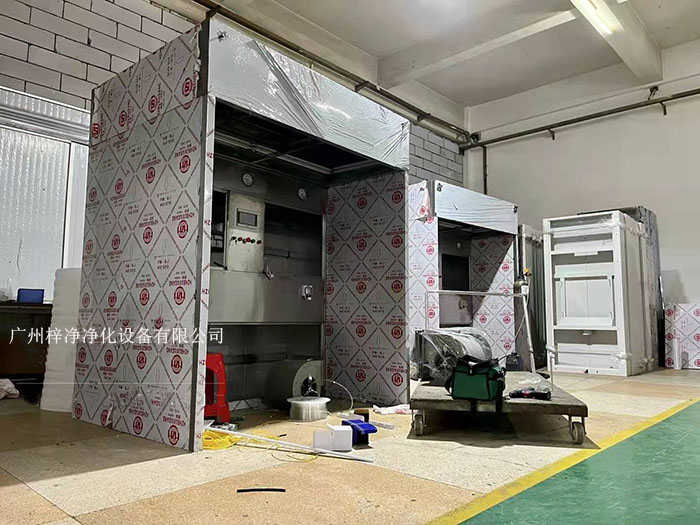 負壓稱量室在制藥行業中，潔凈室是確保藥品生產過程符合衛生標準的重要設施。